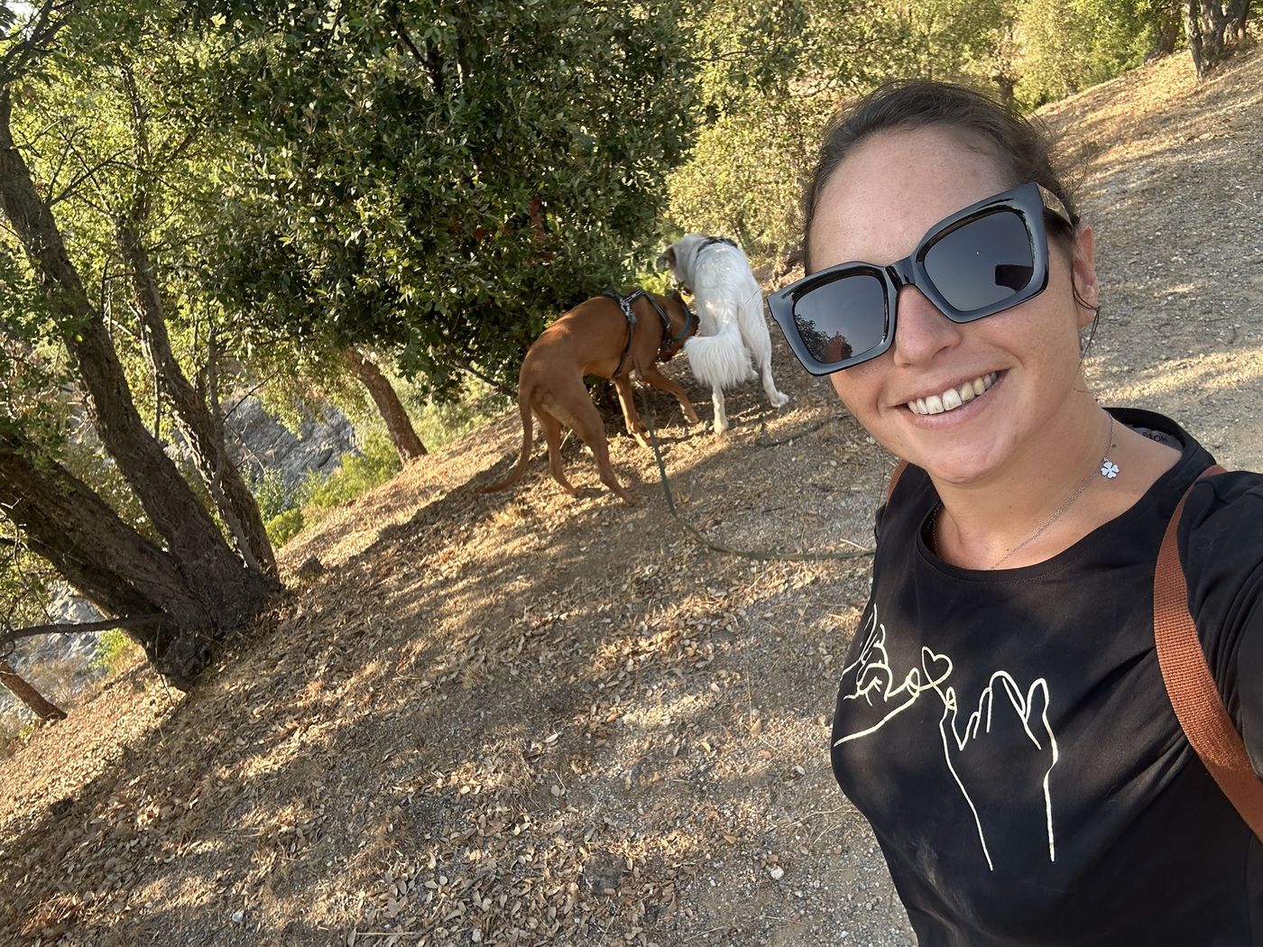 Charlotte en promenade avec deux chiens en laisse sur un sentier du Var